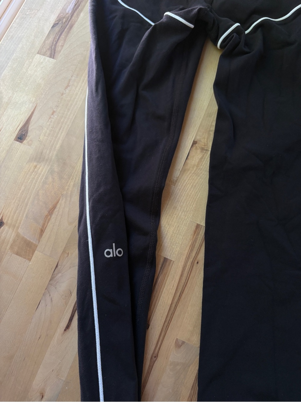 ALO Yoga Black Leggings with White Piping - Picture 6 of 9